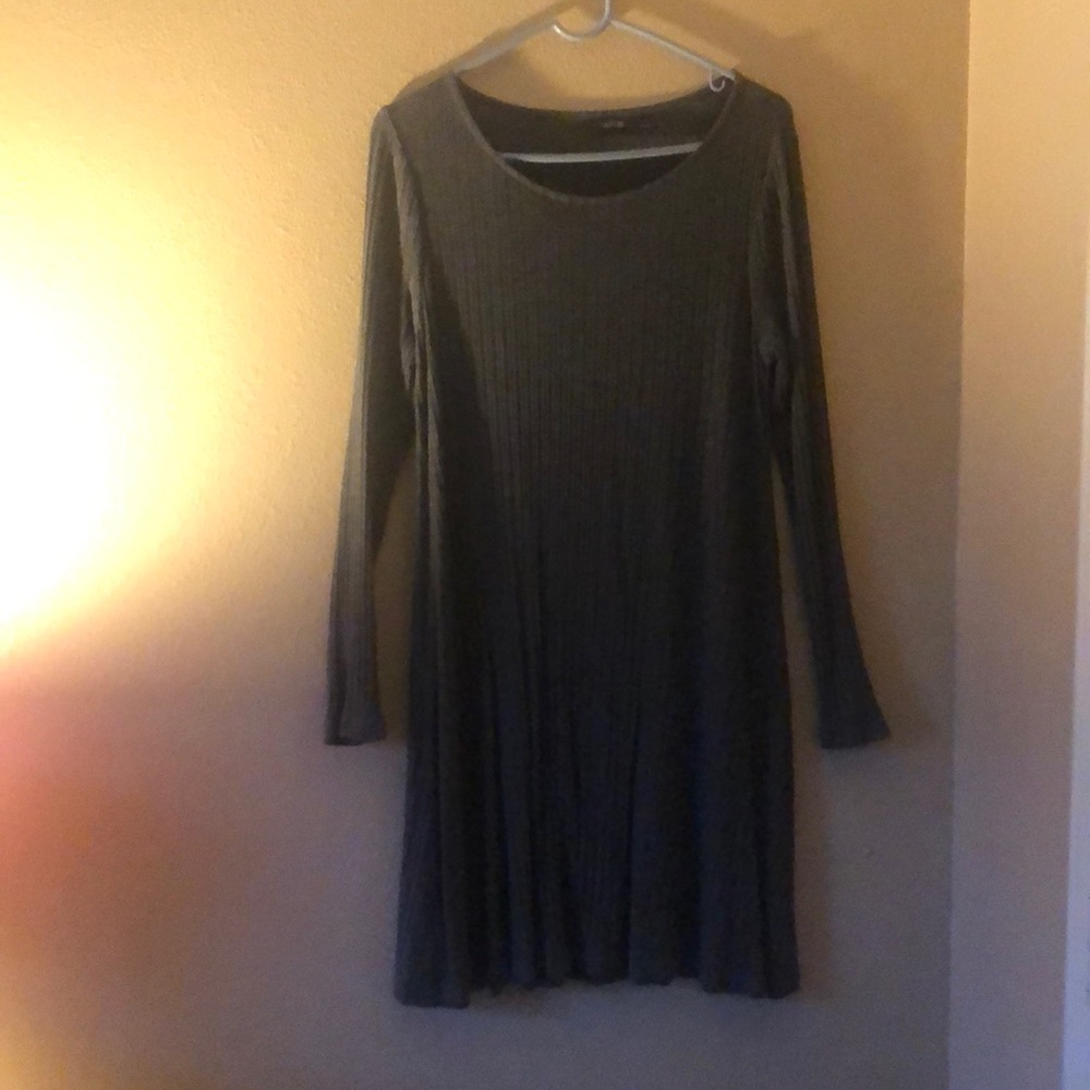 Selling a gray long sleeve dress